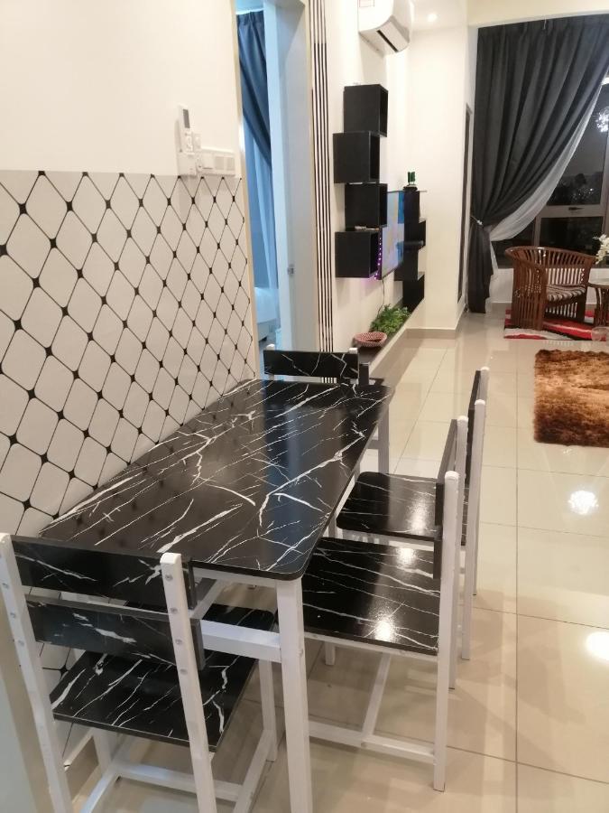 Bali Residen, Mariam Indah *
